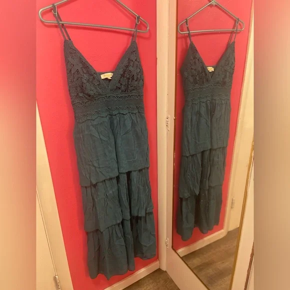 Rebellion / Lace Dress in Dark Green - Picture 2 of 4